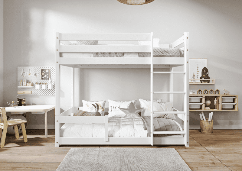 EDDIE drewniane łóżko piętrowe z poziomymi barierkami na niskich nogach