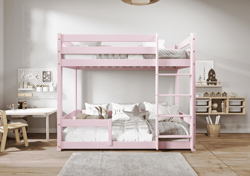 EDDIE drewniane łóżko piętrowe z poziomymi barierkami na niskich nogach