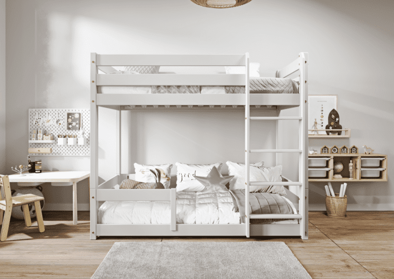 EDDIE drewniane łóżko piętrowe z poziomymi barierkami na niskich nogach