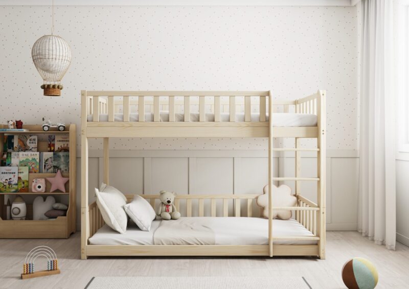 Karo drewniane łóżko piętrowe z barierkami płotek niskie