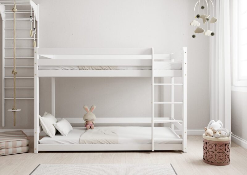EDDIE drewniane łóżko piętrowe z poziomymi barierkami na wysokich nogach