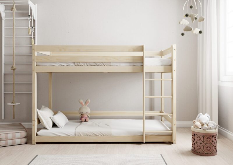EDDIE drewniane łóżko piętrowe z poziomymi barierkami na niskich nogach